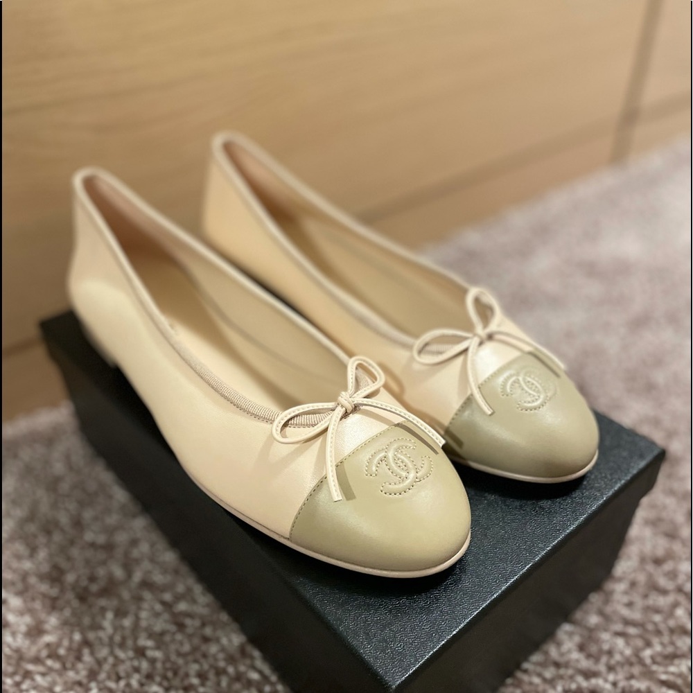 Never worn Chanel Ballerina Ballet Flats size 42/12 in Dark Beige and Beige